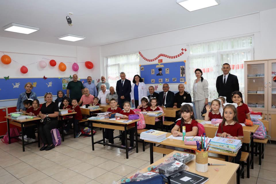 Polis Emeklileri Derneğinden Öğrencilere Okula Başlangıç Seti Desteği